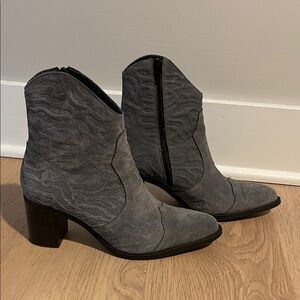Casta Elegant Gray Textured Heeled Boots
